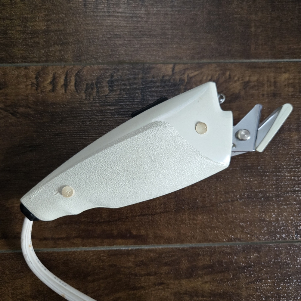 1970's Aunt Mary's Electric Scissors Model A3004 - Picture 4 of 10